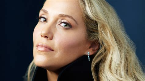 If the Versace Fits: Elizabeth Berkley Lauren on Revisiting 